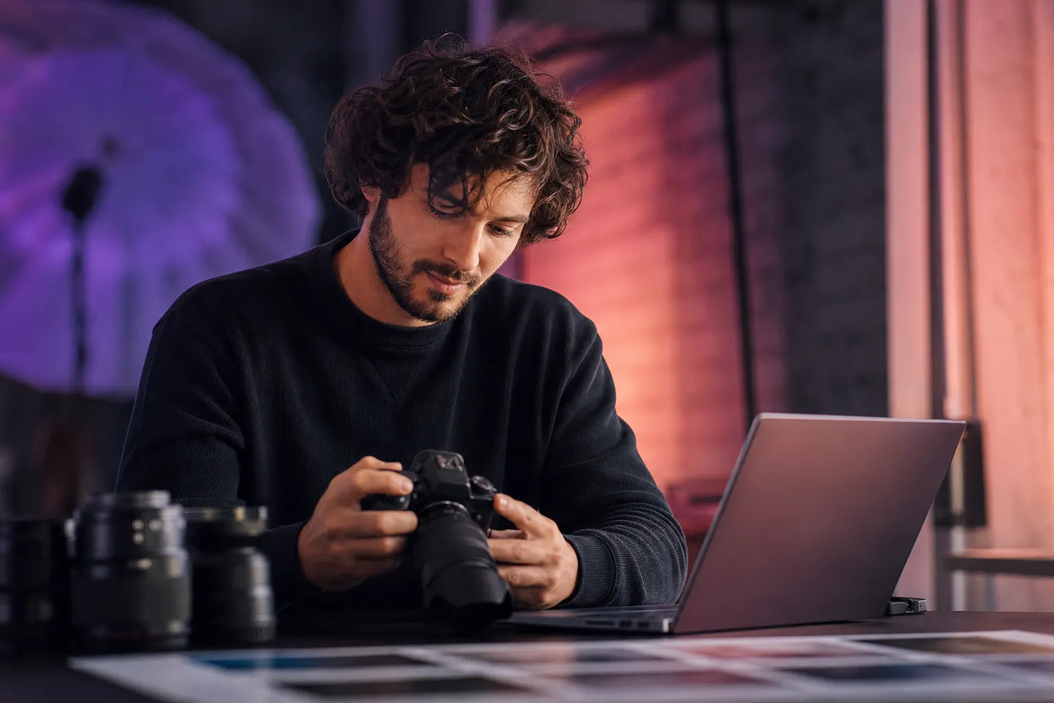 Fotógrafo freelance revisando su trabajo