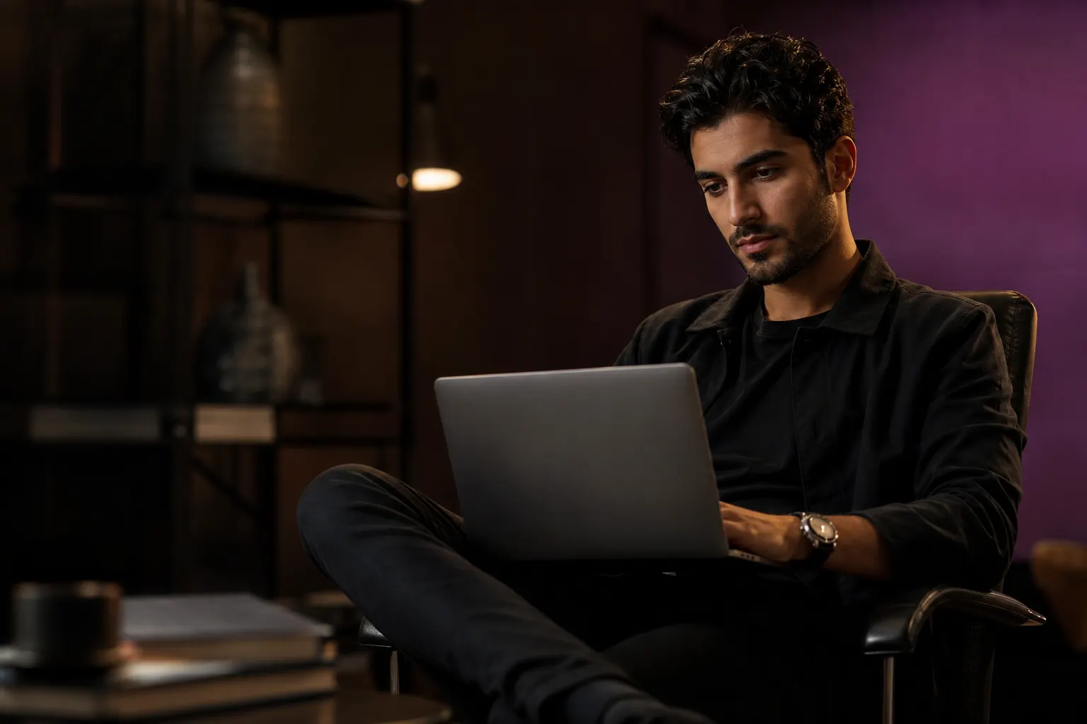 Emprendedor trabajando en su laptop